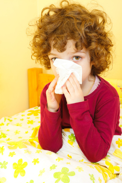 Sick little girl blowing her nose - Fotoğraf, Görsel