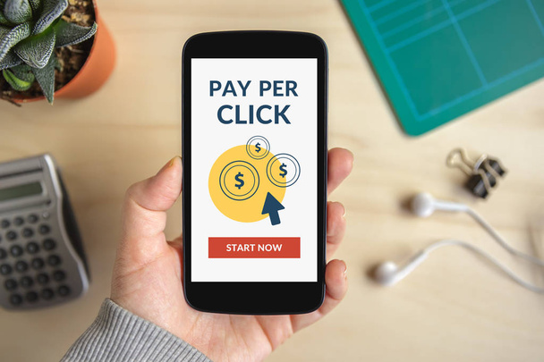 Kezében Pay Per Click koncepció szúró telefon képernyő - Fotó, kép