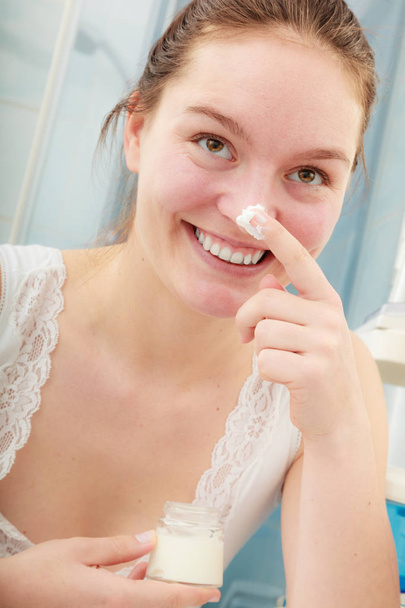 Woman applying moisturizing skin cream. Skincare. - Foto, afbeelding