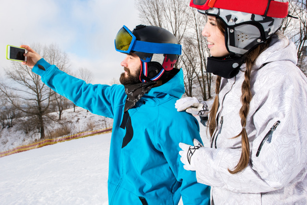 Snowboarders tomando selfie
 - Foto, Imagen