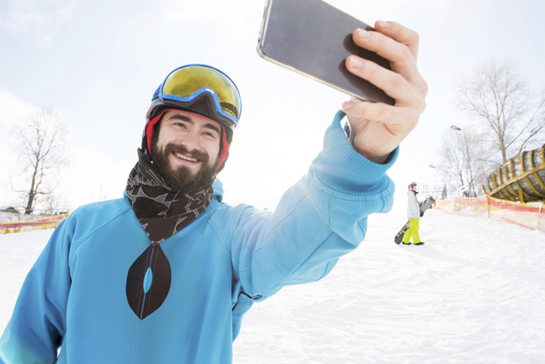 Snowboarder tomando selfie
 - Foto, Imagen