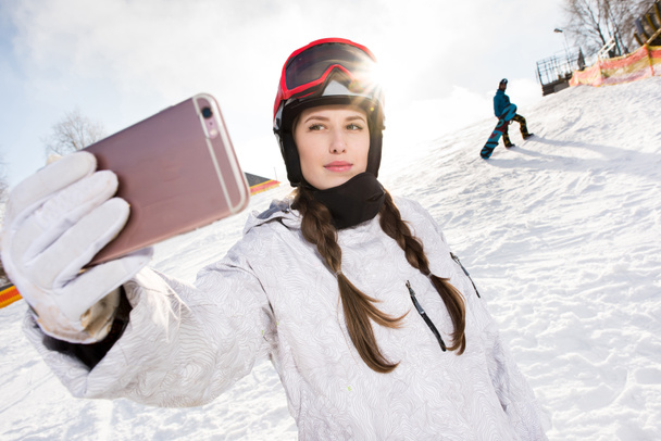 Snowboardista pořizování selfie - Fotografie, Obrázek