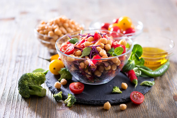 Sağlıklı ev yapımı nohut ve sebzeler salata, diyet, vejeteryan, vejeteryan snack - Fotoğraf, Görsel