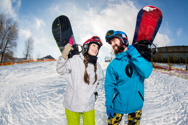 Man en vrouw met snowboards - Foto, afbeelding