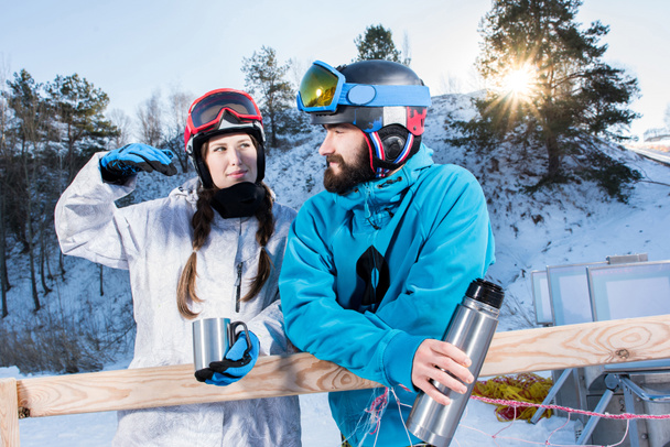 Snowboarders tomando té
  - Foto, Imagen