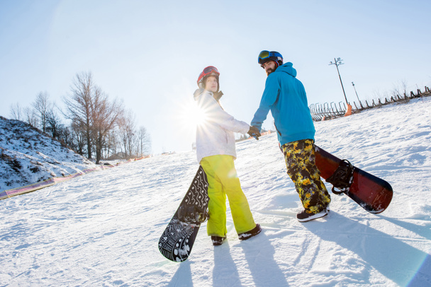 Uomo e donna con snowboard
 - Foto, immagini