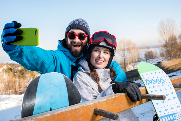 Selfietä valmistavat lumilautailijat
   - Valokuva, kuva