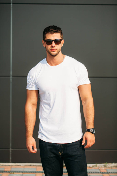 hipster wearing white blank t-shirt with space for your logo - Foto, Imagem