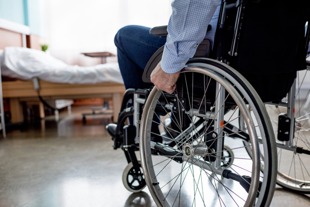 Paciente mayor en silla de ruedas
 - Foto, imagen