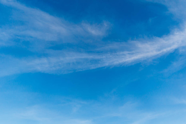 krásná modrá obloha pozadí s malou mraky - Fotografie, Obrázek