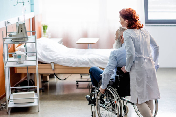 医師と患者の車椅子  - 写真・画像