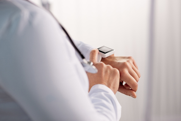 Doctor using smartwatch - Foto, Imagem