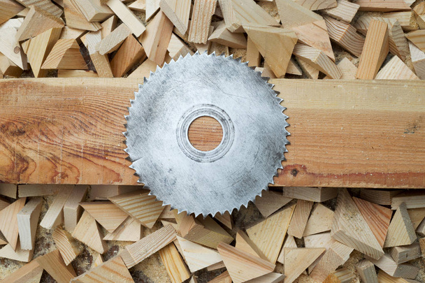 outils menuisier sur table en bois avec sciure de bois
. - Photo, image
