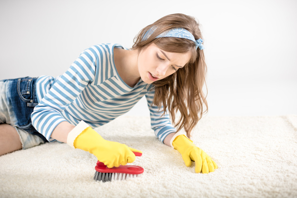 Woman cleaning carpet - Zdjęcie, obraz