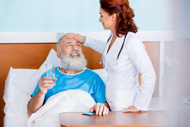 Arzt bringt Medizin zum Patienten - Foto, Bild