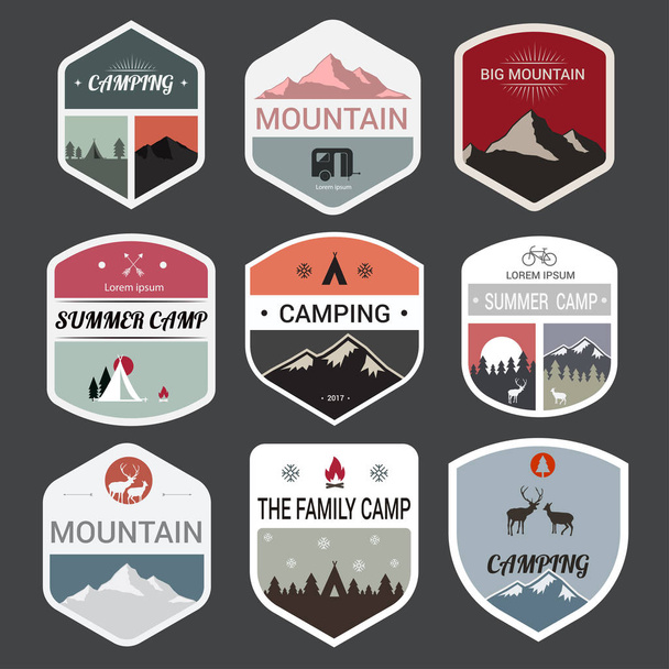 山の冒険と遠征のロゴのバッジのセット - ベクター画像