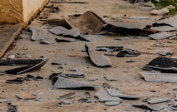 θραύσματα κεραμιδιών πτώση apar - Φωτογραφία, εικόνα