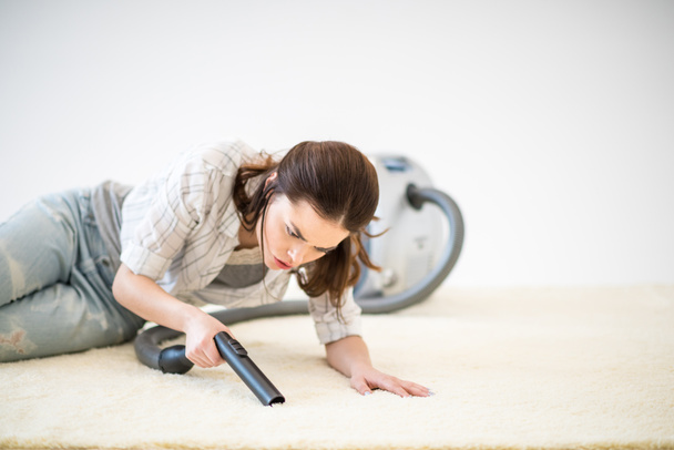 Woman vacuuming carpet - Fotoğraf, Görsel
