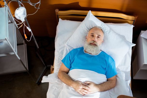 Senior man in hospital bed - Fotoğraf, Görsel