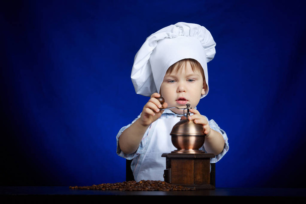 little boy plays with coffee mill - Fotografie, Obrázek