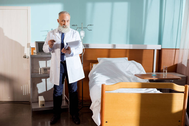 Arzt macht sich Notizen - Foto, Bild