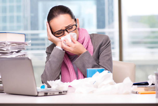 Молодая деловая женщина больна в офисе - Фото, изображение