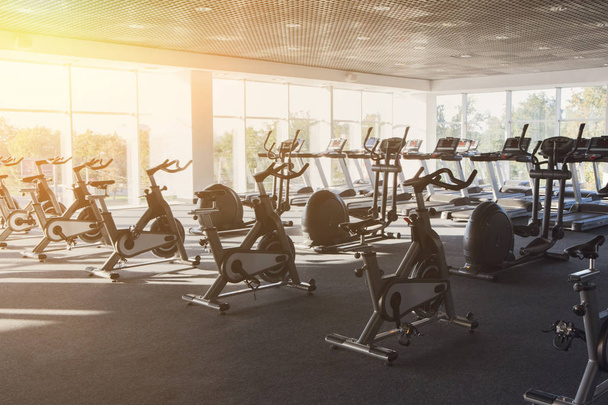 Interior moderno ginásio com equipamentos, bicicletas de exercício de fitness
 - Foto, Imagem