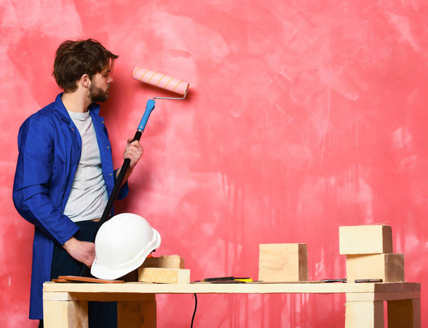 builder man holding paint roller - Φωτογραφία, εικόνα