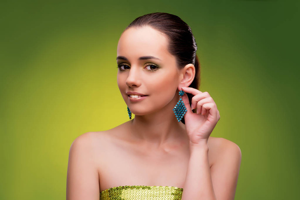 Mujer joven en concepto de belleza sobre fondo verde
 - Foto, Imagen