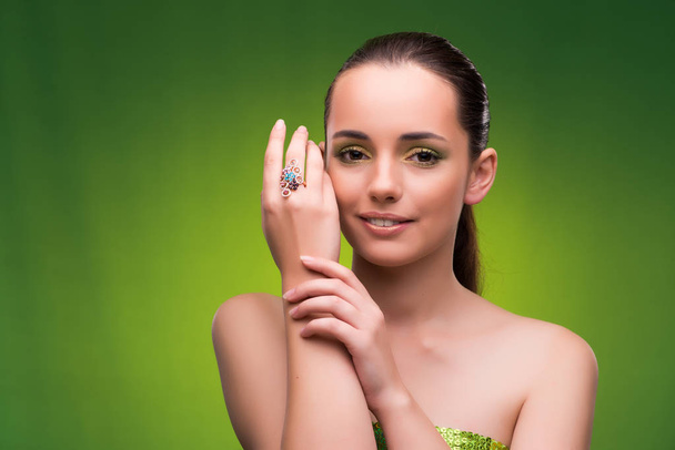junge Frau im Schönheitskonzept auf grünem Hintergrund - Foto, Bild
