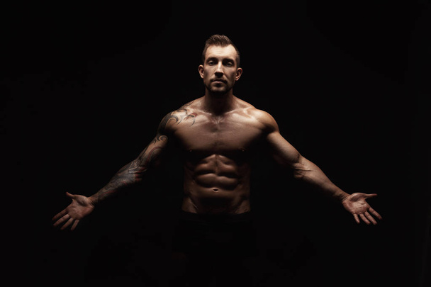starker athletischer Mann zeigt nackten muskulösen Körper - Foto, Bild