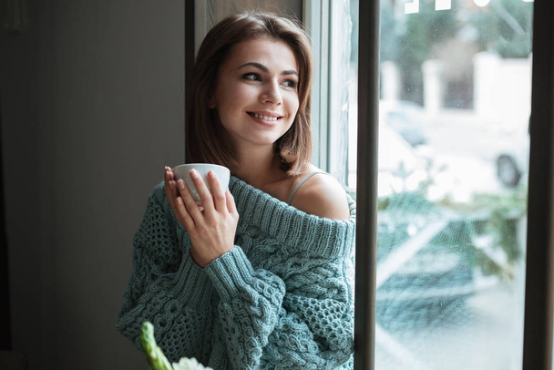 Młoda Wesoła kobieta Ładna spojrzenie na okno w kawiarni - Zdjęcie, obraz