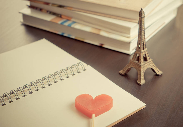 Paris valenintes libro diario de amor con corazón
 - Foto, imagen