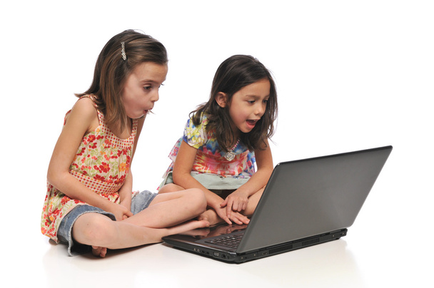 Deux petites filles avec un ordinateur portable
 - Photo, image