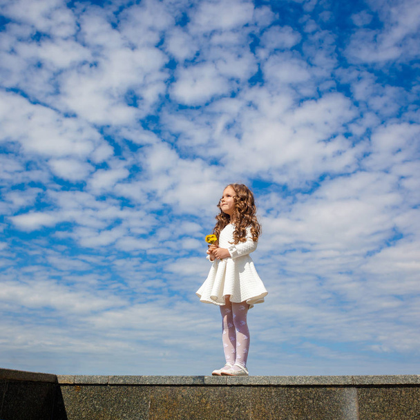 Κοριτσάκι στα σύννεφα - Φωτογραφία, εικόνα