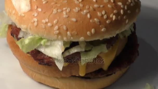 Fast Food. doppelter Burger. - Filmmaterial, Video
