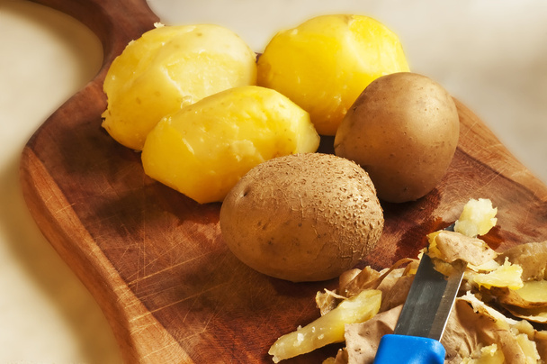Peeling potatoes - Photo, Image