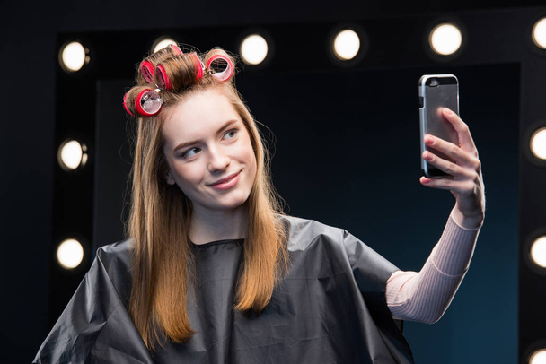 Hajcsavarók vesz selfie nő - Fotó, kép