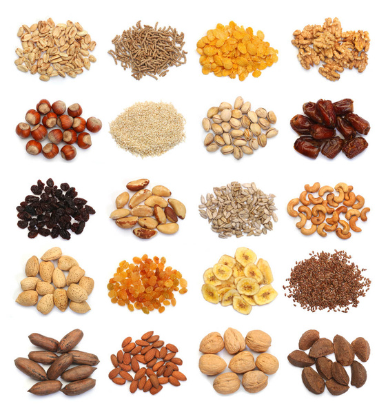 Kokoelma terveellisiä kuivattuja hedelmiä, viljoja, siemeniä ja pähkinöitä eristetty valkoisella pohjalla. Suuri kuva
 - Valokuva, kuva