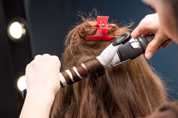 Hairstylist curling hair  - Fotoğraf, Görsel