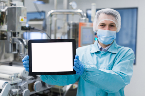 wetenschapper configureren stand met lege tablet - Foto, afbeelding