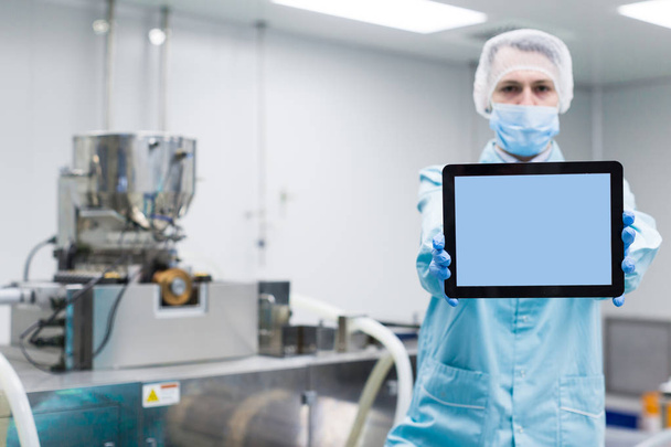 Wissenschaftler zeigen leeres Tablet in der Nähe von Maschinen - Foto, Bild