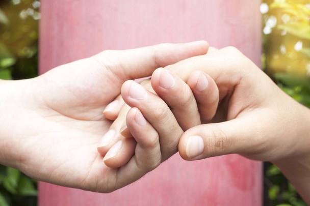 Menselijke handen bij elkaar te houden - Foto, afbeelding
