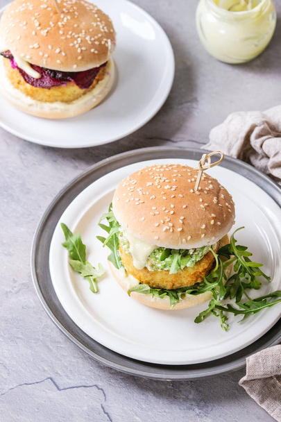 Vegan burgers with avocado, beetroot and sauce - Zdjęcie, obraz