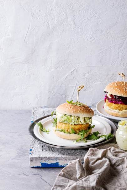 Vegan burgers with avocado, beetroot and sauce - Фото, зображення
