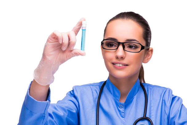 Jeune femme médecin en laboratoire isolée sur blanc - Photo, image