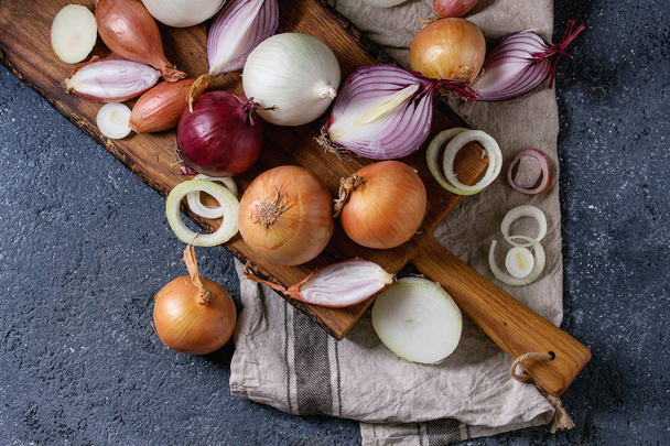 Variety of whole and sliced onion - Foto, Bild