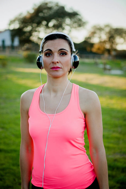 sporty woman with headphones - Foto, Imagen