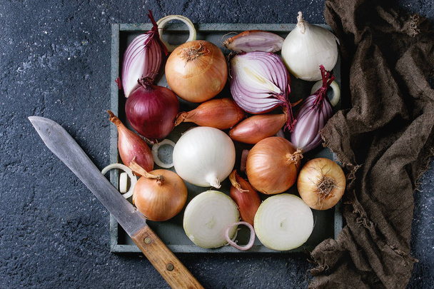 Variety of whole and sliced onion - Fotoğraf, Görsel