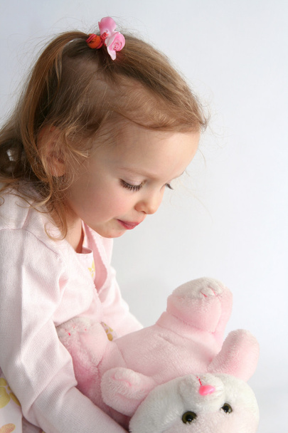 Petite fille et lapin rose
 - Photo, image